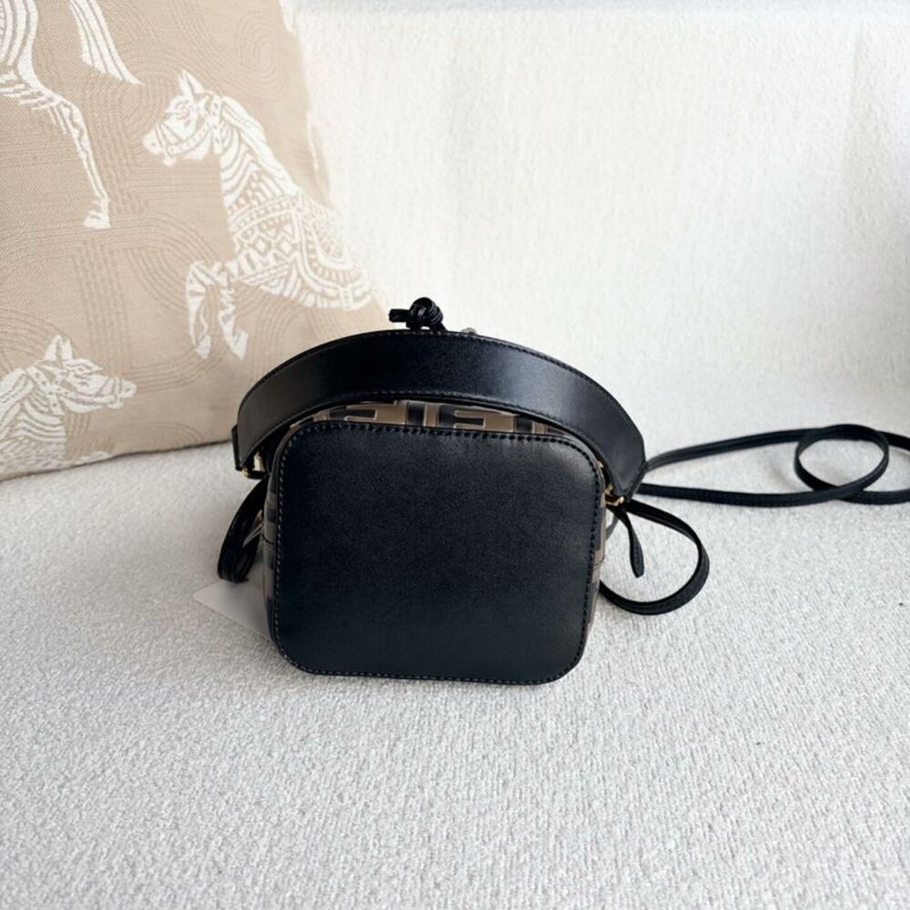 Fendi Women Pre-Loved Bag Very Good Condition - Picture 5 of 9